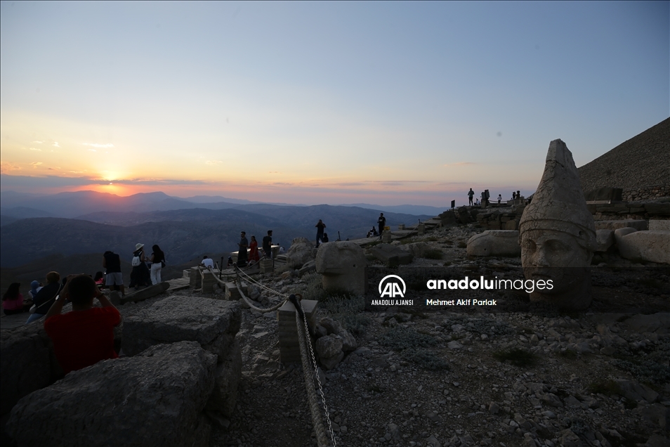 Dünya mirası Nemrut ziyaretçilerini ağırlamaya başladı