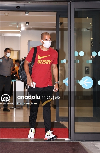 Yunanistan'da Kovid-19 testi dayatmasına ve kaba davranışlara maruz kalan Galatasaray, yurda döndü