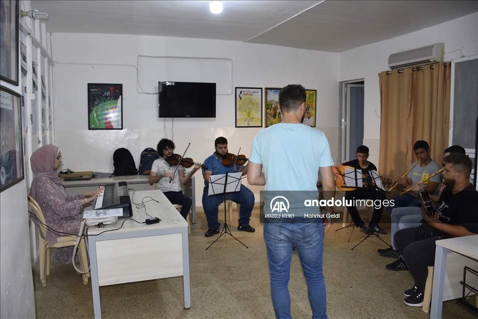من فرنسا إلى لبنان.. "الكمنجاتي" الفلسطينية تقاوم بالموسيقى