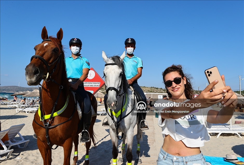 Turquie : les gendarmes à cheval assurent la sécurité des côtes d'Izmir