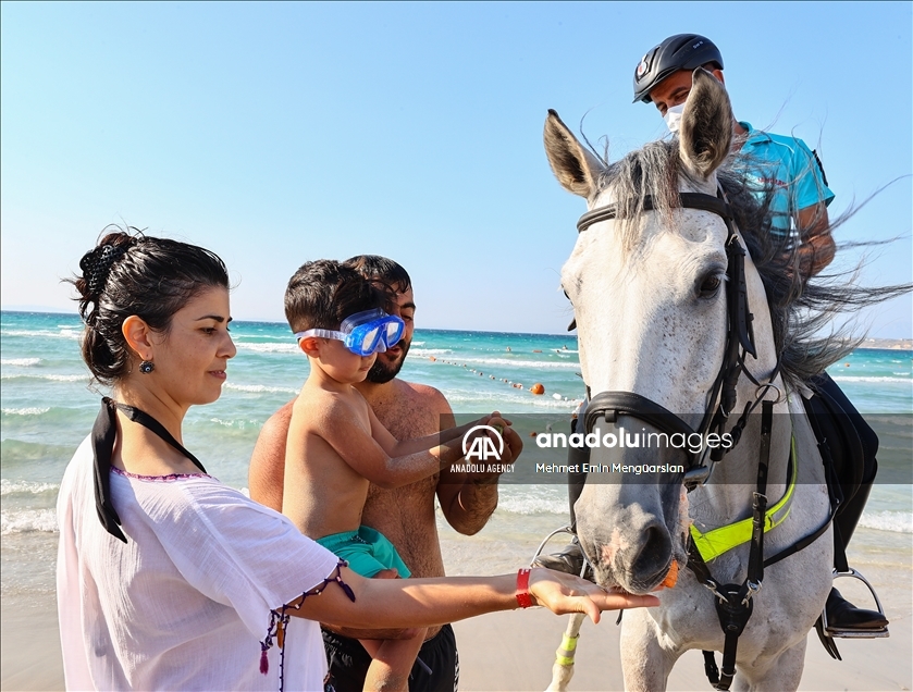 Turquie : les gendarmes à cheval assurent la sécurité des côtes d'Izmir