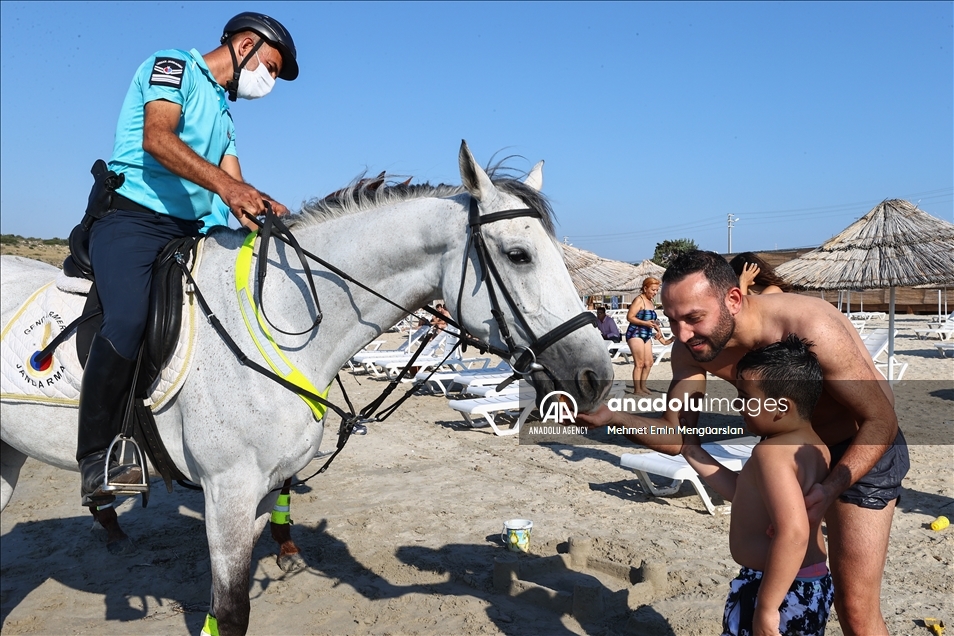 Turquie : les gendarmes à cheval assurent la sécurité des côtes d'Izmir