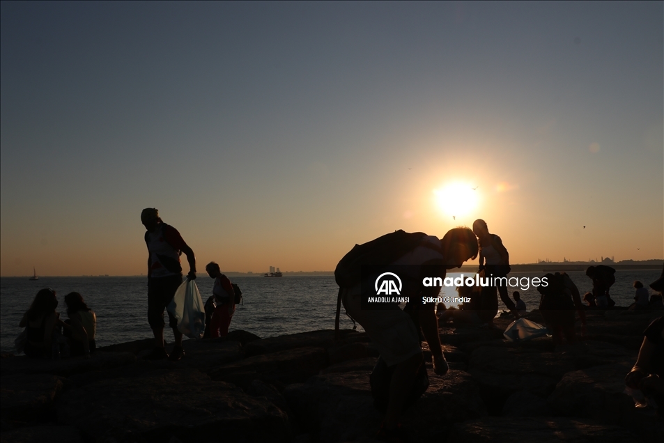 İstanbul Doğa Sporları Kulübü üyeleri, Kadıköy'de sahil temizliği yaptı