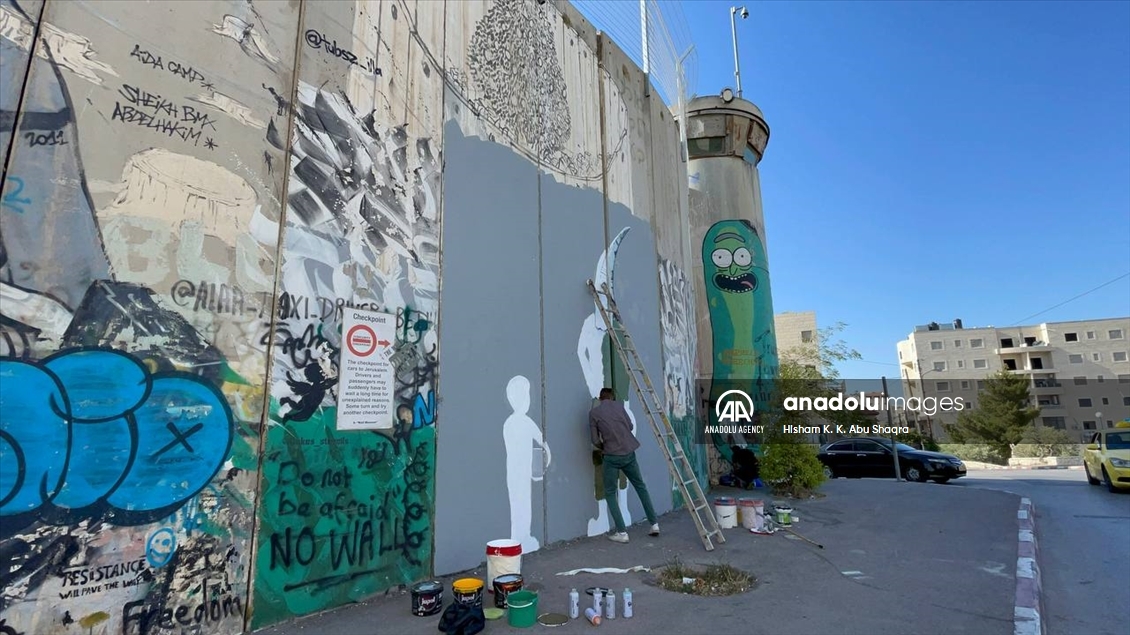 هنرمند فلسطینی روی دیوار حائل «نژادپرستی اسرائیل» را نقاشی کرد 
