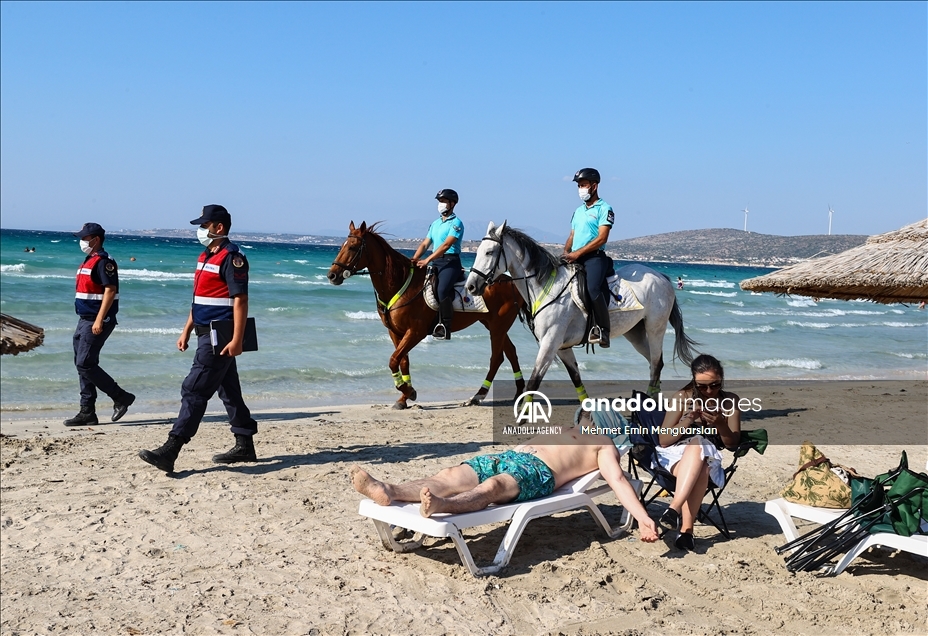 Turquie : les gendarmes à cheval assurent la sécurité des côtes d'Izmir