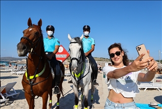 Turquie : les gendarmes à cheval assurent la sécurité des côtes d'Izmir