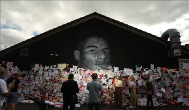 Ingleses cubren con mensajes de apoyo unos insultos racistas que dañaron un mural dedicado a Marcus Rashford en Mánchester