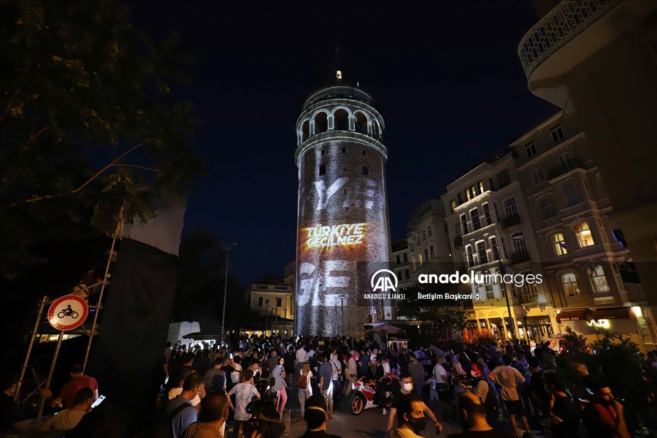 Galata Kulesi'nde 15 Temmuz mapping gösterisi
