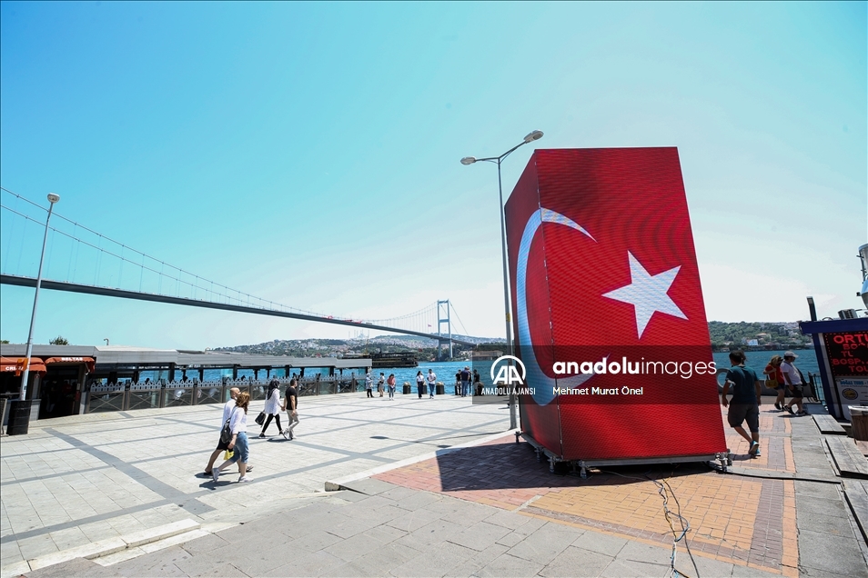 İstanbul ve Ankara'da kurulan led kulelerde, darbe girişimine karşı milletin mücadelesi anlatıldı