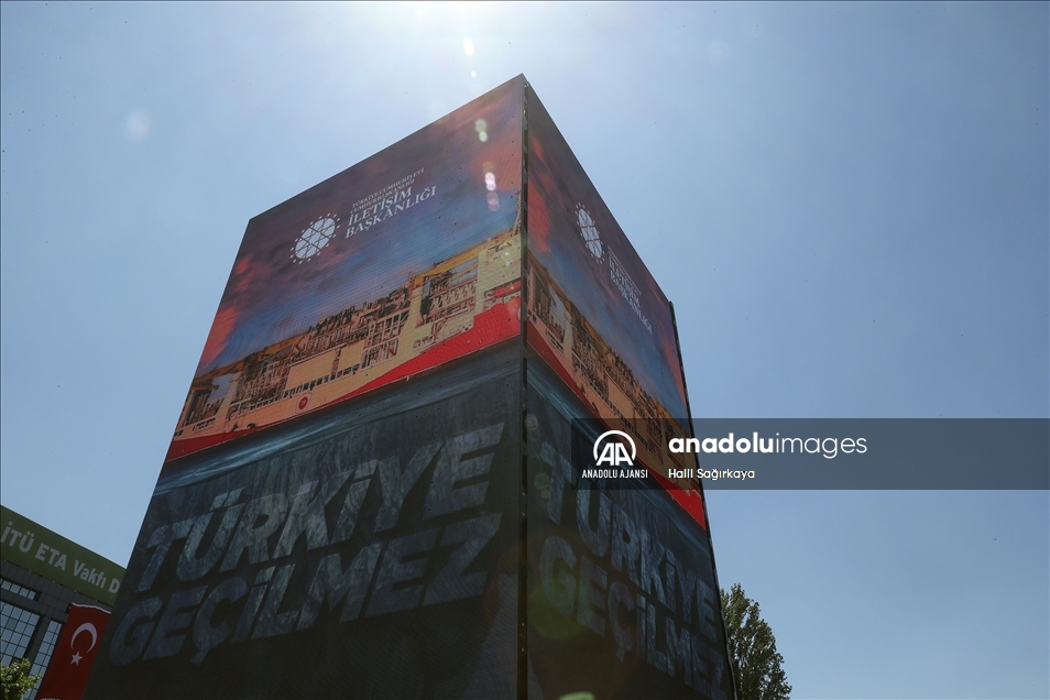 İstanbul ve Ankara'da kurulan led kulelerde, darbe girişimine karşı milletin mücadelesi anlatıldı