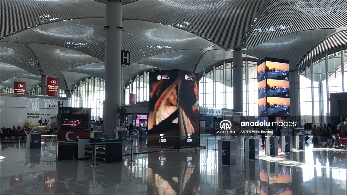 Darbe girişiminde milletin mücadelesi anlatıldığı İstanbul Havalimanı'ndaki led kulelere yolcular ilgi gösterdi
