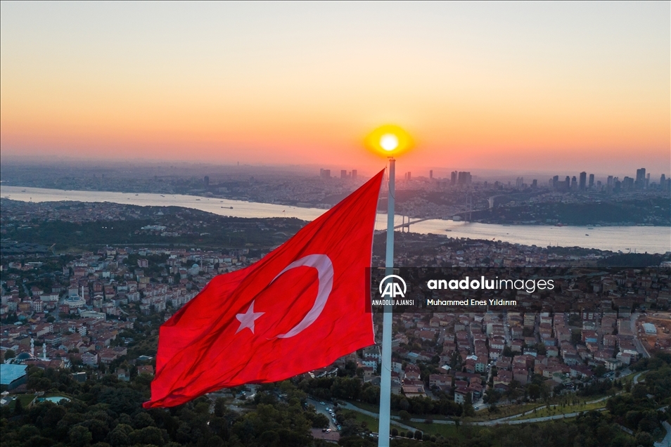 15 Temmuz darbe girişimi, istiklalin sembolü Türk bayrağıyla anlatılıyor