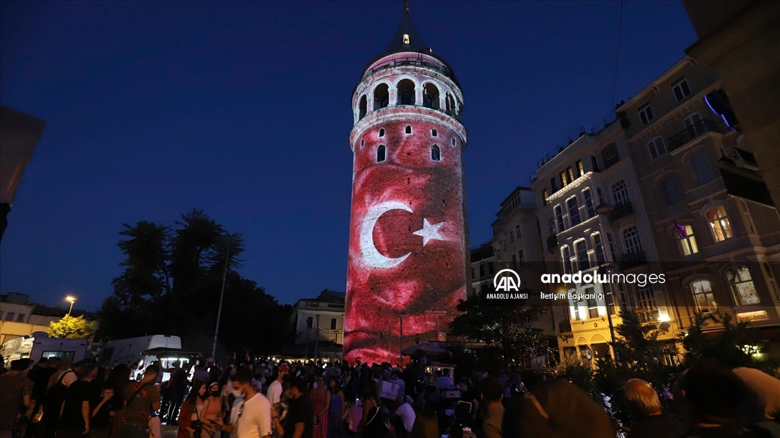Galata Kulesi'nde 15 Temmuz mapping gösterisi