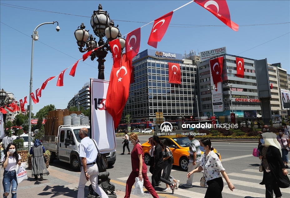 İstanbul ve Ankara'da kurulan led kulelerde, darbe girişimine karşı milletin mücadelesi anlatıldı