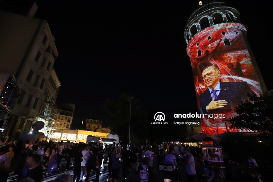 Galata Kulesi'nde 15 Temmuz mapping gösterisi
