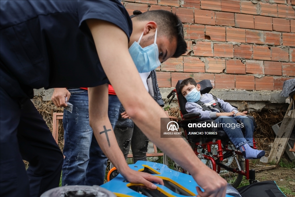 Niño colombiano con discapacidad recibe un kit de rehabilitación para mejorar su calidad de vida