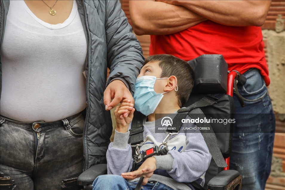 Niño colombiano con discapacidad recibe un kit de rehabilitación para mejorar su calidad de vida