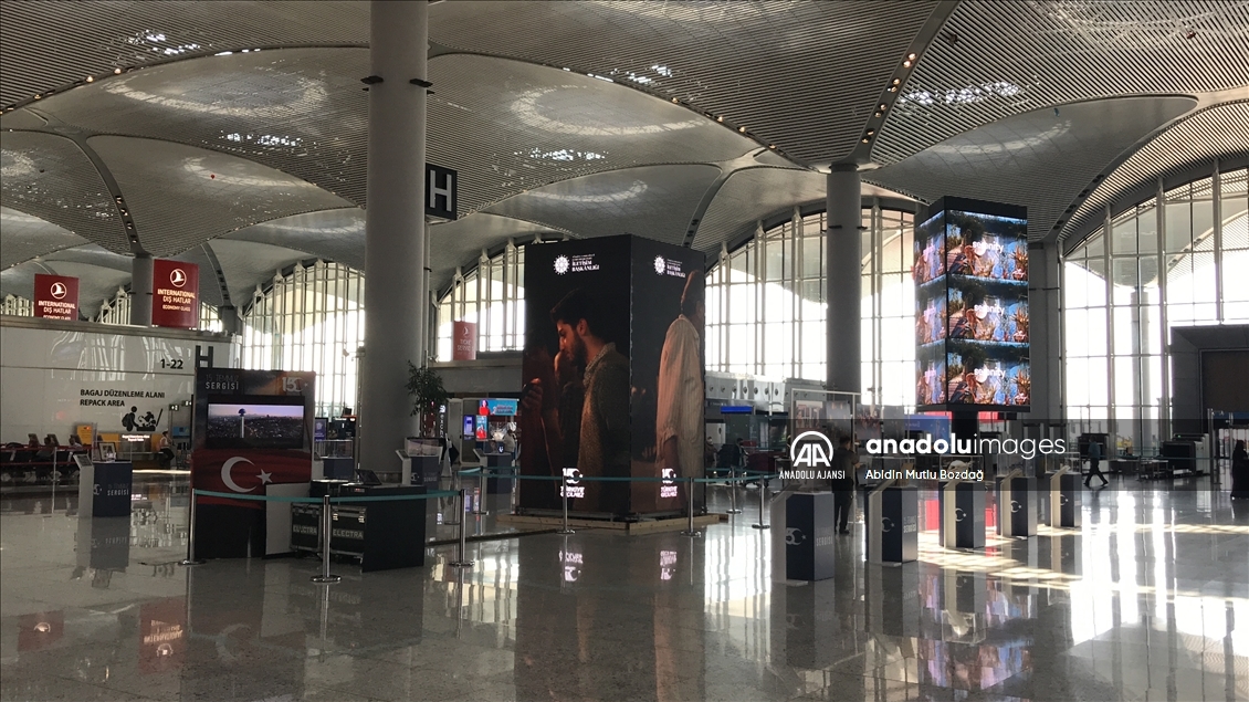 Darbe girişiminde milletin mücadelesi anlatıldığı İstanbul Havalimanı'ndaki led kulelere yolcular ilgi gösterdi