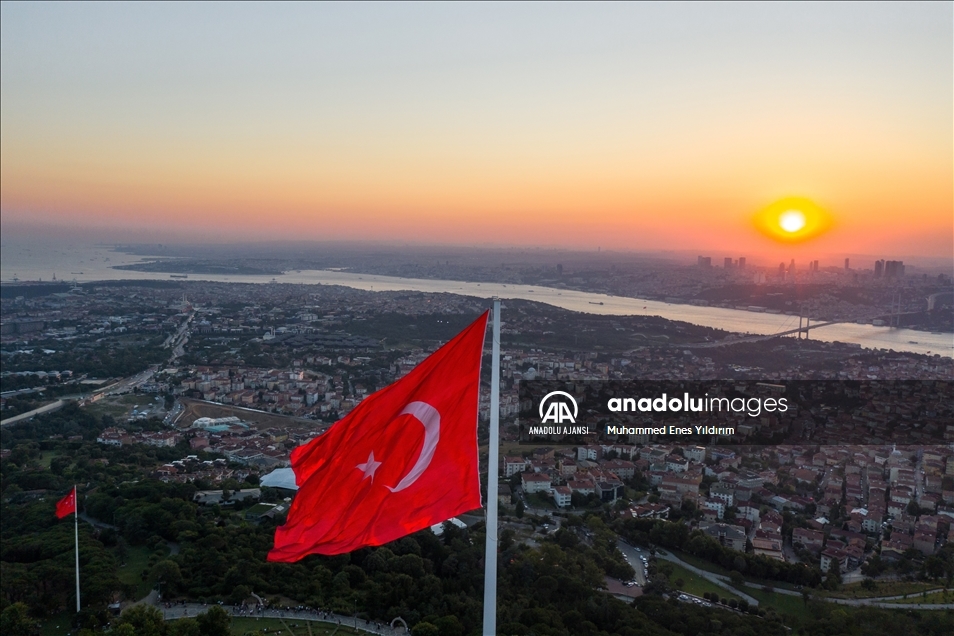 15 Temmuz darbe girişimi, istiklalin sembolü Türk bayrağıyla anlatılıyor