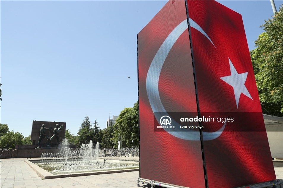 İstanbul ve Ankara'da kurulan led kulelerde, darbe girişimine karşı milletin mücadelesi anlatıldı