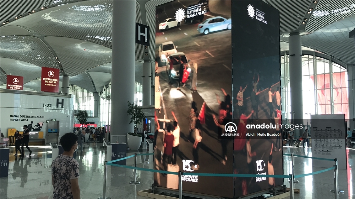 Darbe girişiminde milletin mücadelesi anlatıldığı İstanbul Havalimanı'ndaki led kulelere yolcular ilgi gösterdi