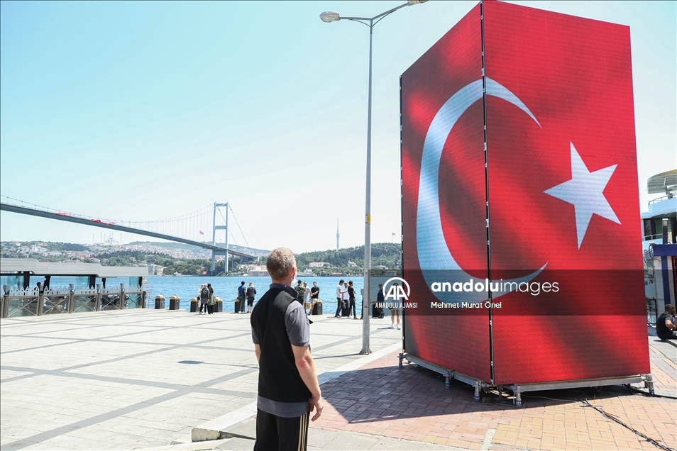 İstanbul ve Ankara'da kurulan led kulelerde, darbe girişimine karşı milletin mücadelesi anlatıldı
