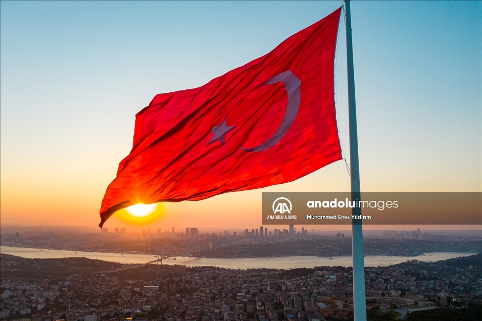 15 Temmuz darbe girişimi, istiklalin sembolü Türk bayrağıyla anlatılıyor