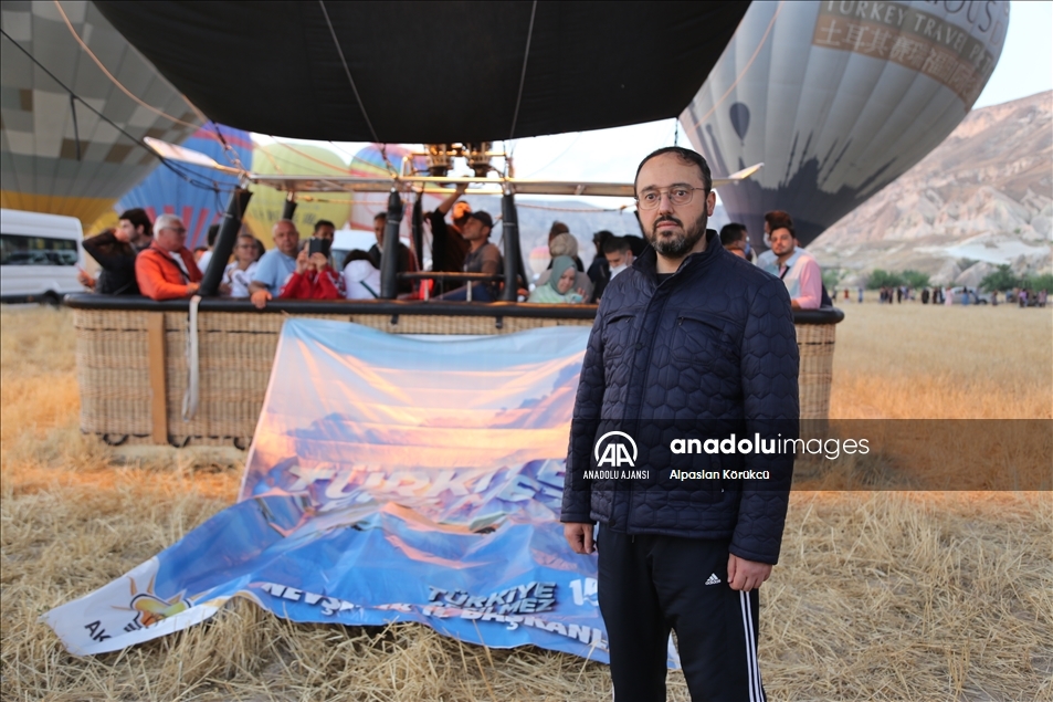Kapadokya’da balonlar 15 Temmuz nedeniyle Türk bayrağı ve pankartlarla havalandı