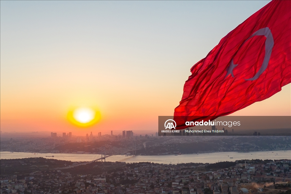 15 Temmuz darbe girişimi, istiklalin sembolü Türk bayrağıyla anlatılıyor