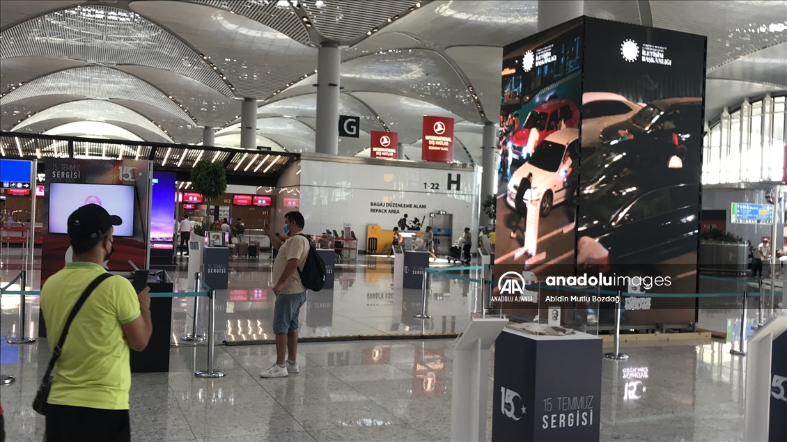 Darbe girişiminde milletin mücadelesi anlatıldığı İstanbul Havalimanı'ndaki led kulelere yolcular ilgi gösterdi
