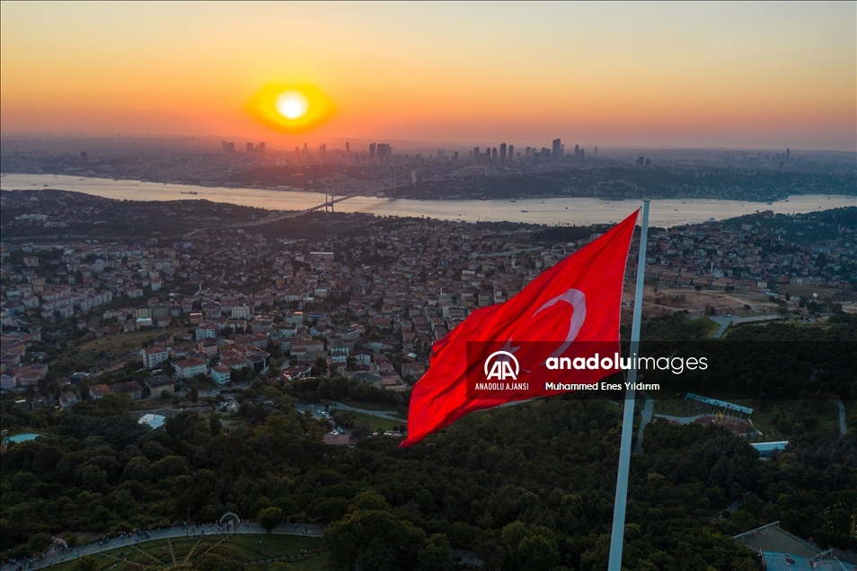 15 Temmuz darbe girişimi, istiklalin sembolü Türk bayrağıyla anlatılıyor