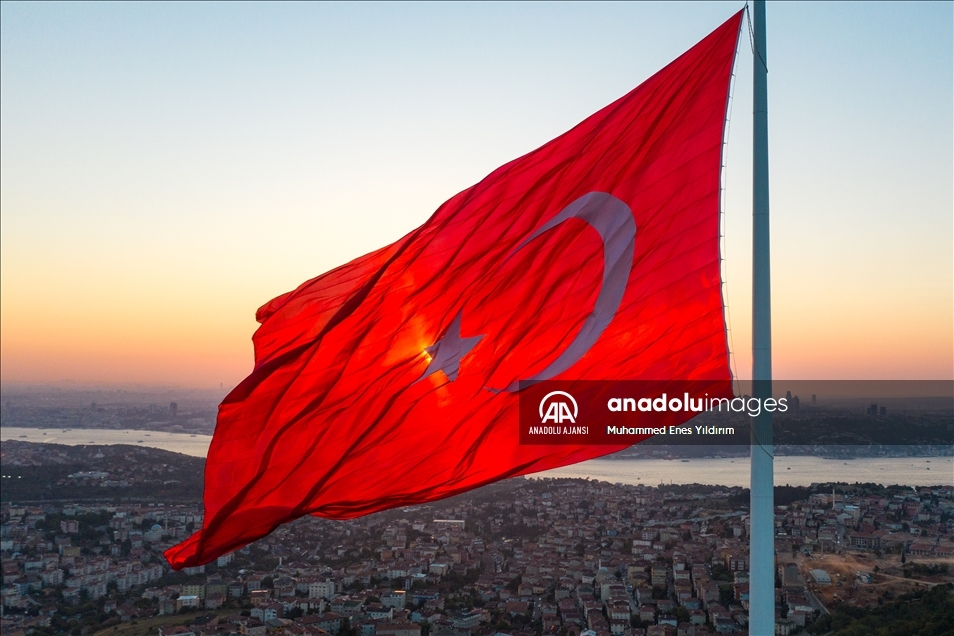 15 Temmuz darbe girişimi, istiklalin sembolü Türk bayrağıyla anlatılıyor