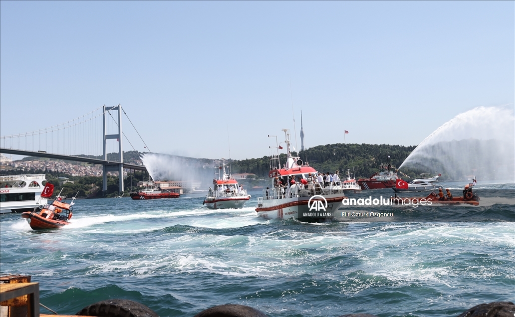 Kıyı Emniyeti Genel Müdürlüğünden İstanbul Boğazı'nda saygı seyri