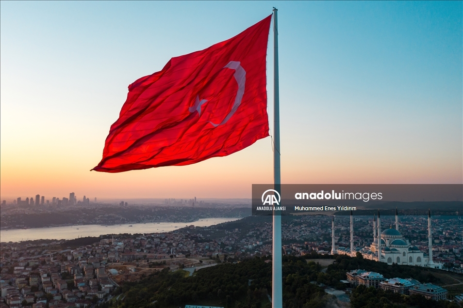 15 Temmuz darbe girişimi, istiklalin sembolü Türk bayrağıyla anlatılıyor