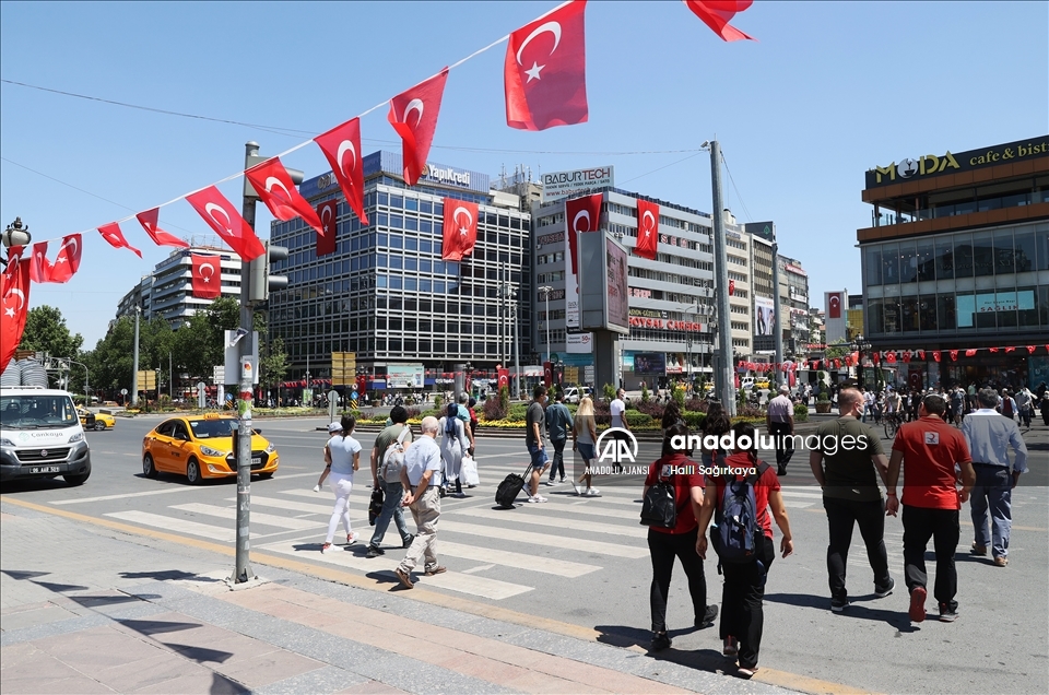 İstanbul ve Ankara'da kurulan led kulelerde, darbe girişimine karşı milletin mücadelesi anlatıldı