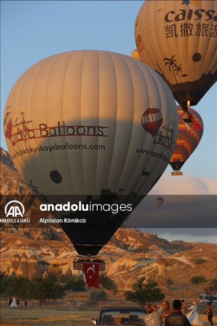 Kapadokya’da balonlar 15 Temmuz nedeniyle Türk bayrağı ve pankartlarla havalandı