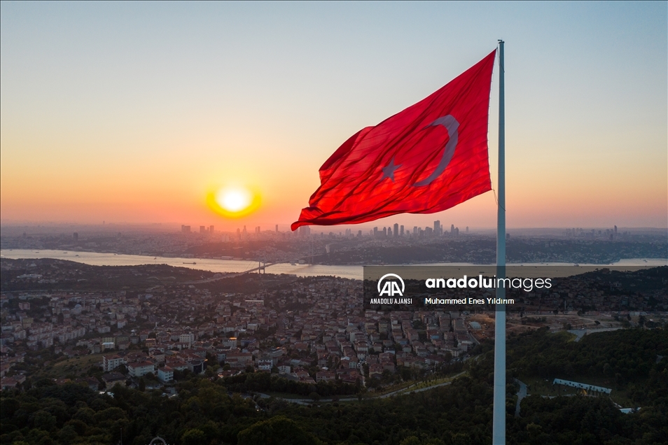 15 Temmuz darbe girişimi, istiklalin sembolü Türk bayrağıyla anlatılıyor