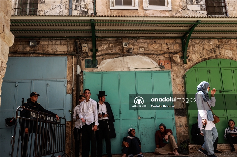 İsrail polisi korumasında fanatik Yahudiler Mescid-i Aksa'ya baskın düzenledi