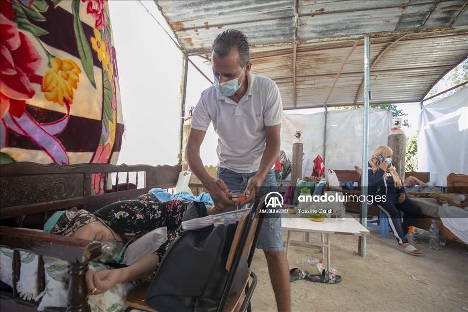 يبكي لإنقاذ 40 مصابا بـ"كورونا".. مشهد صادم جديد بتونس