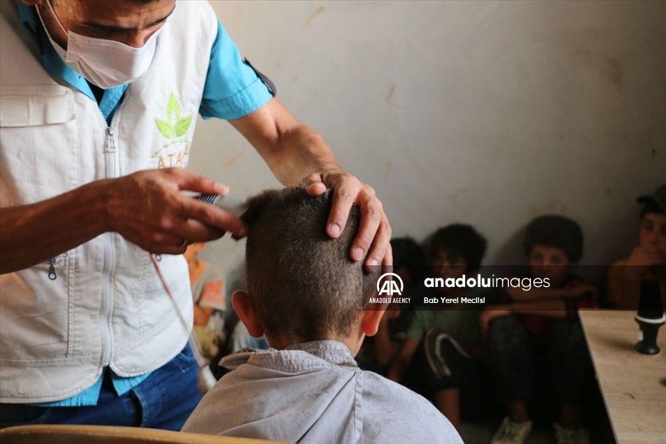 حلاقة مجانية لألف طفل في مخيمات مدينة الباب السورية