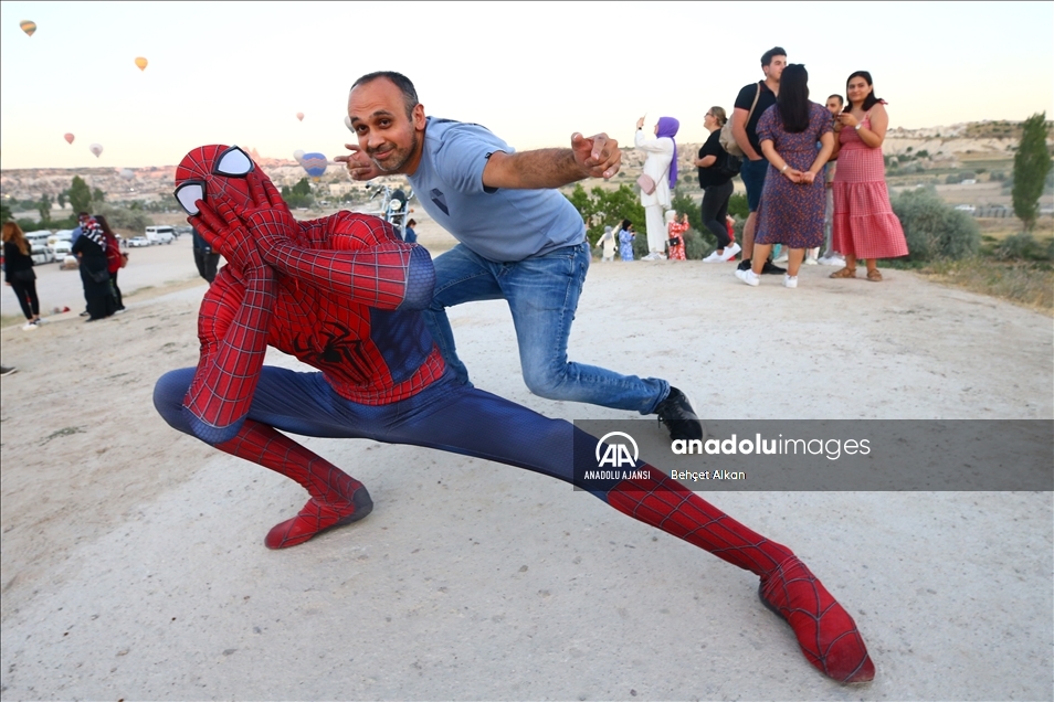 Kapadokya'yı gezen "Örümcek Adam" turistlerin ilgi odağı oldu