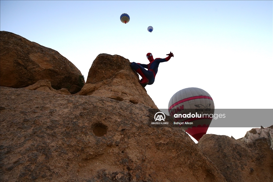 Kapadokya'yı gezen "Örümcek Adam" turistlerin ilgi odağı oldu