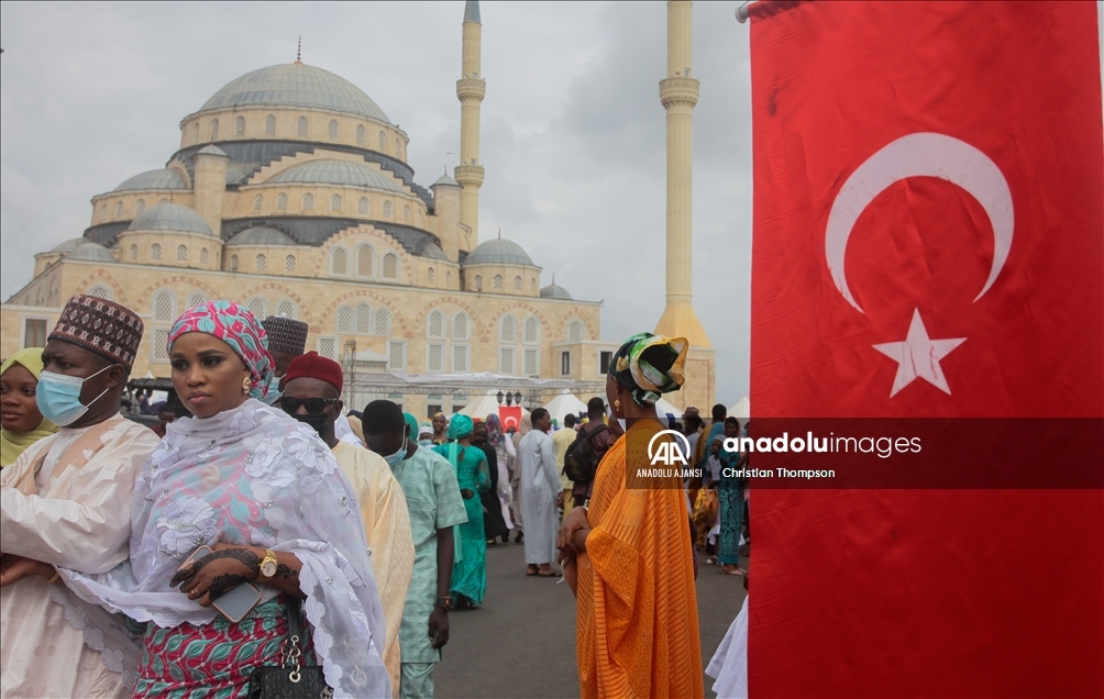 Türkiye tarafından inşa edilen Gana Milli Cami ve Külliyesi'nde ilk bayram namazı kılındı