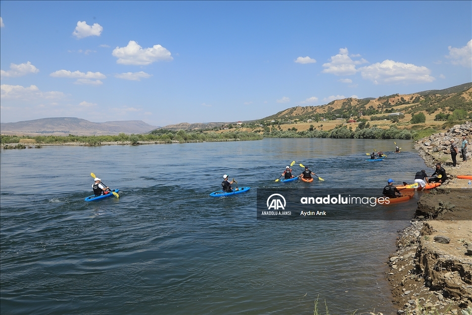 Bingöllü çocuklar ve gençler Murat Nehri'nin sularında gelecekleri için kürek çekiyor