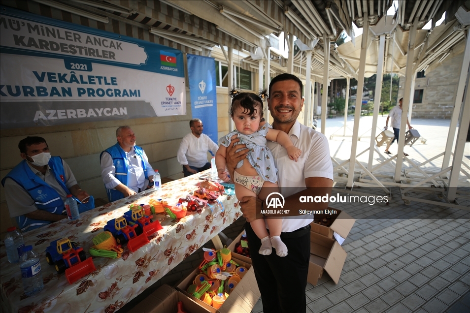 ترکیه بین خانواده‌های نیازمند آذربایجان گوشت قربانی توزیع کرد