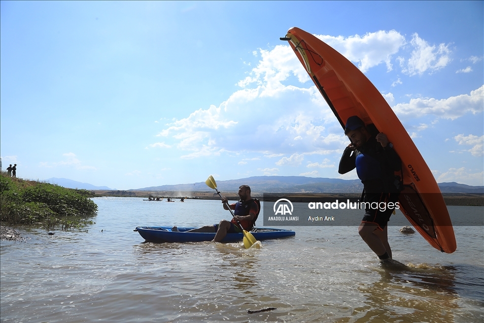 Bingöllü çocuklar ve gençler Murat Nehri'nin sularında gelecekleri için kürek çekiyor