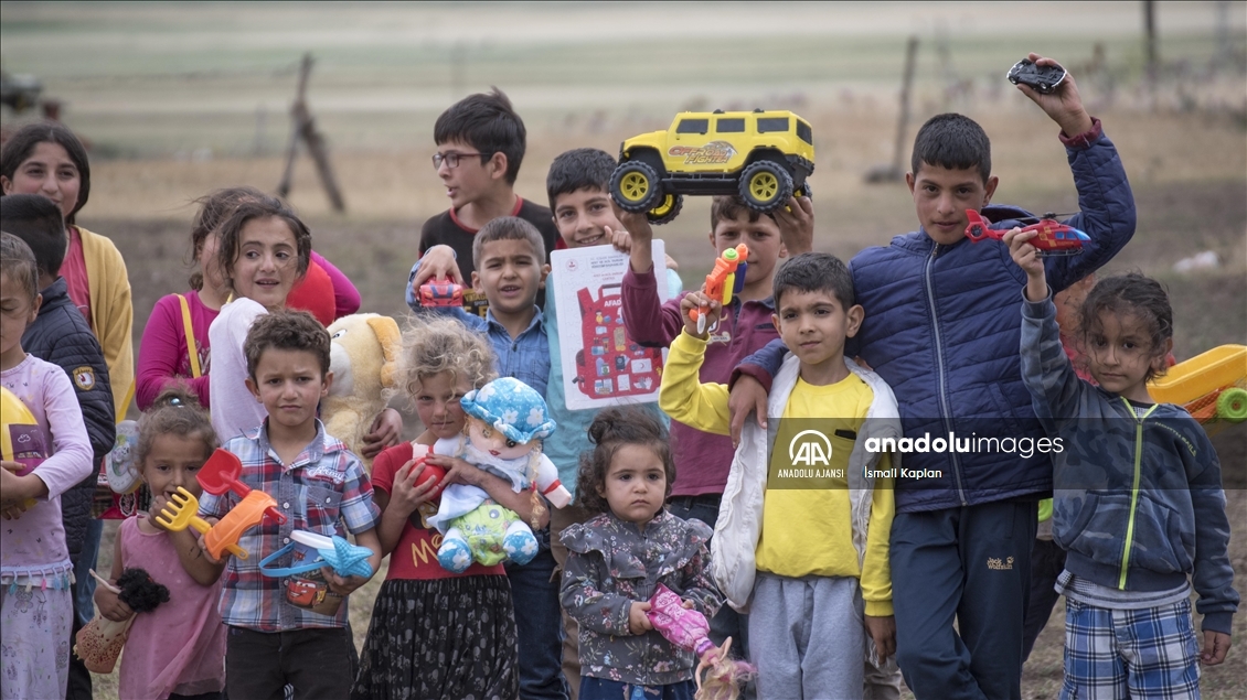 Köy çocukları yardımseverlerin hediyeleriyle çifte bayram yaşadı