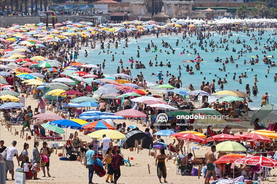 Tatilci yoğunluğu yaşanan Çeşme'de günlük nüfus 1 milyonu aşıyor