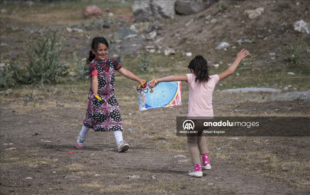 Xêrxwazan di Eyda Qurbanê da bi pêlîstokan dilê zarokên li gund xweş kirin