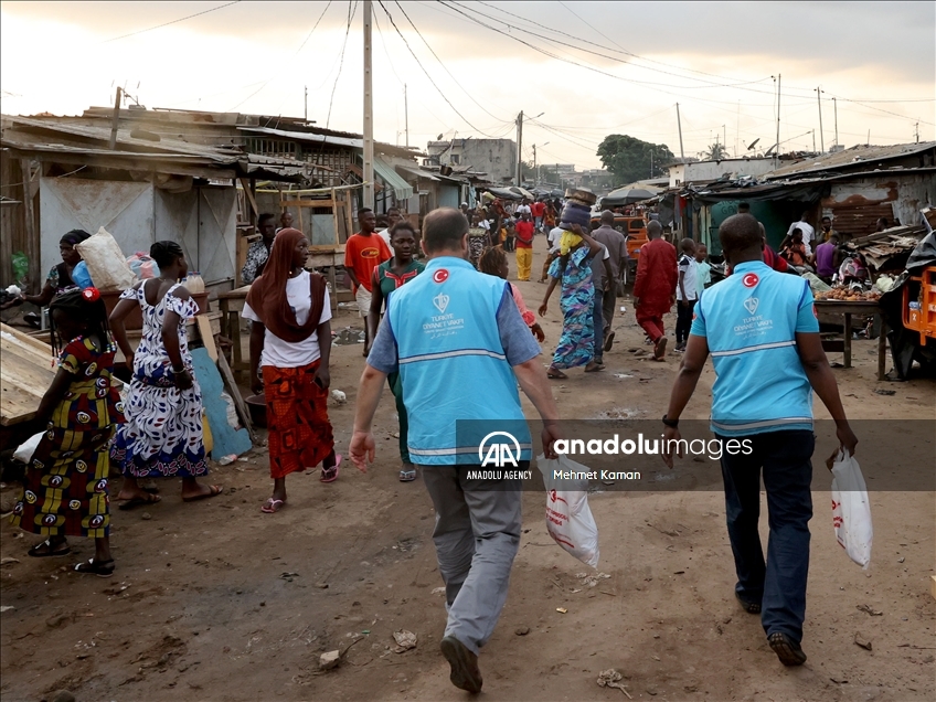 ترکیه میان نیازمند در ساحل عاج گوشت قربانی توزیع کرد